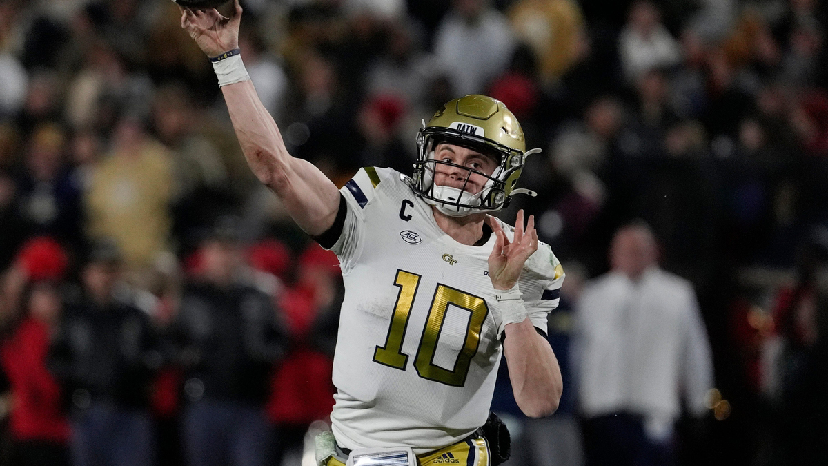 Georgia Tech quarterback Haynes King (10) throws a pass during the first half of a NCAA college football game against Georgia Tech