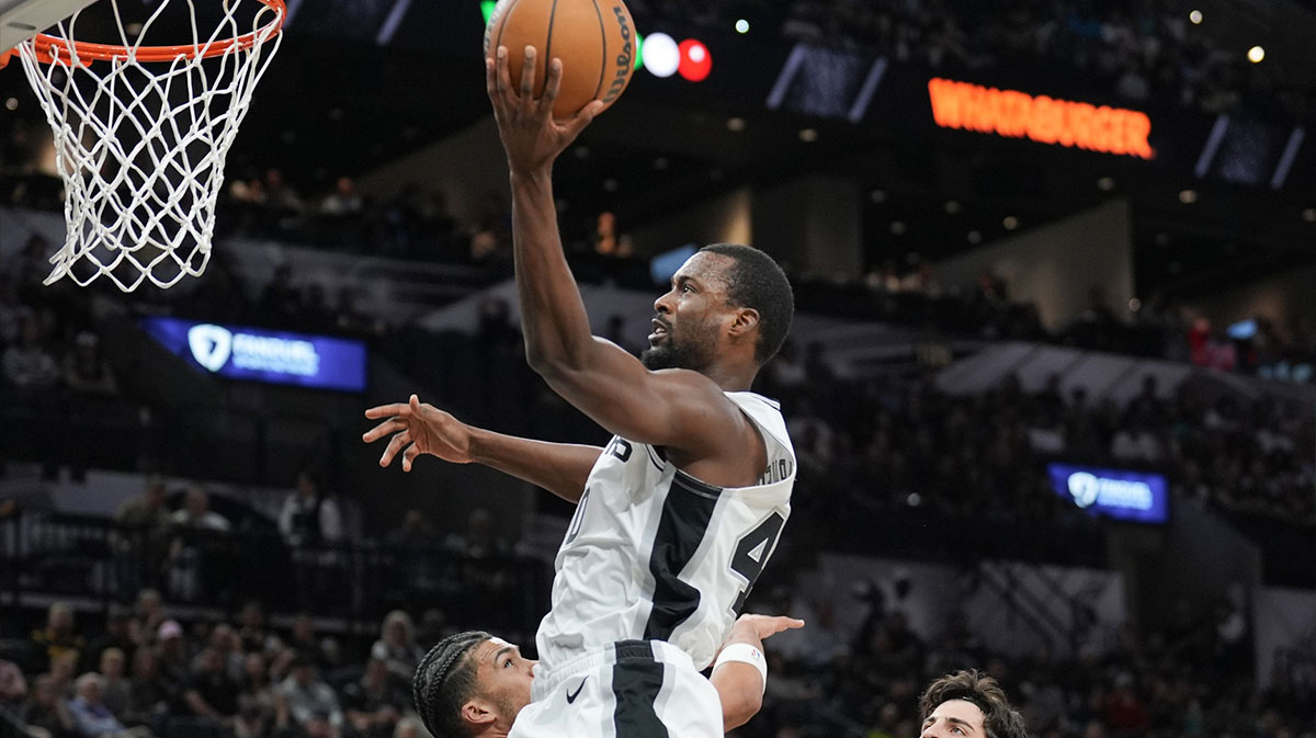 San Antonio Spurs Pretra Harrison Barnes (40) shoots in the first half against Blazers Portland Trail Blazer in the center of Mrni Bank.