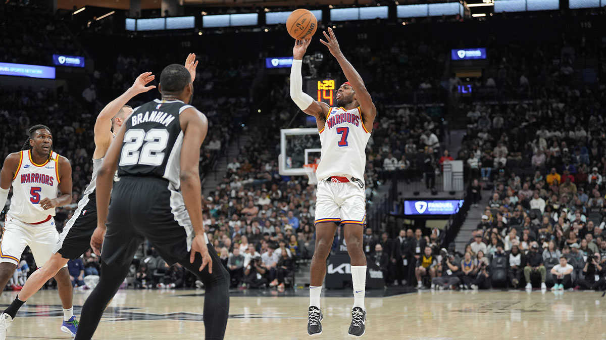 Golden State Warriors guard Buddy Hield (7) shoots in the first half against the San Antonio Spurs at Frost Bank Center.