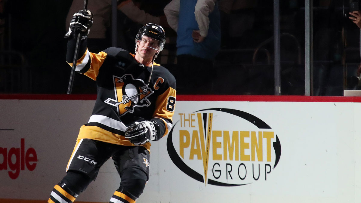 Pittsburgh Penguins center Sidney Crosby (87) reacts after being named first star of the game against the Montreal Canadiens at PPG Paints Arena. NHL Power Rankings