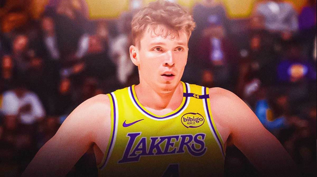 Cầu thủ LA Lakers Dalton Knecht với đấu trường Lakers ở phía sau, trận đấu sự nghiệp Grizzlies