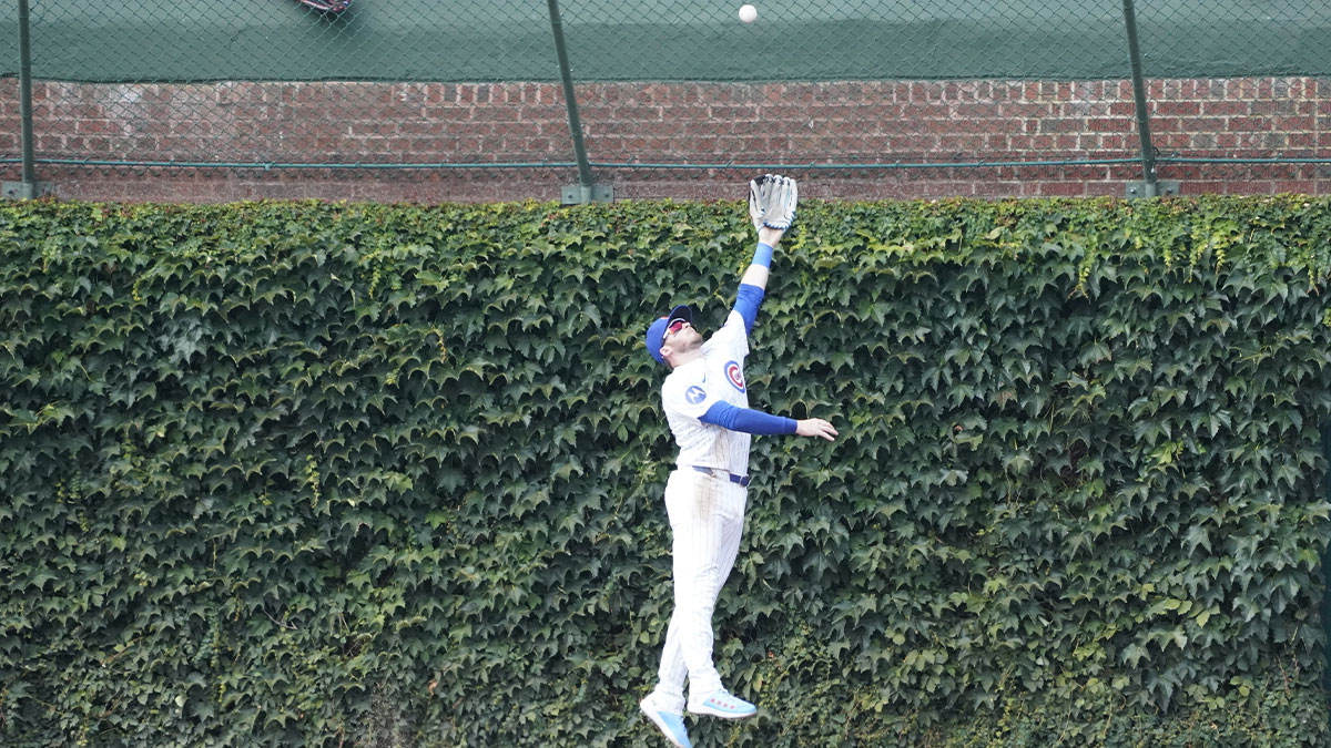 Ian Happ makes Cubs history with Gold Glove award win