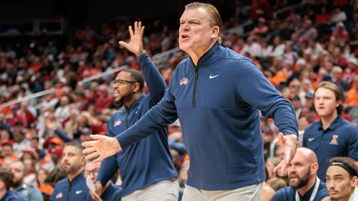 Illinois Fighting Illini coach Brad underwood reacts to game play during the first half against the Arkansas Razorbacks at T-Mobile Center.