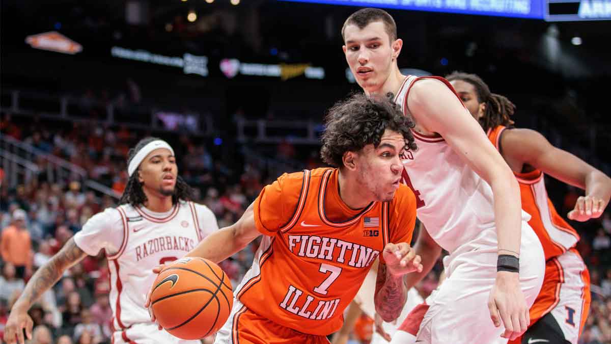 Illinois Fighting Illini forward Will Riley (7) drives the baseline around Arkansas Razorbacks forward Trevon Brazile (4) during the second half at T-Mobile Center.