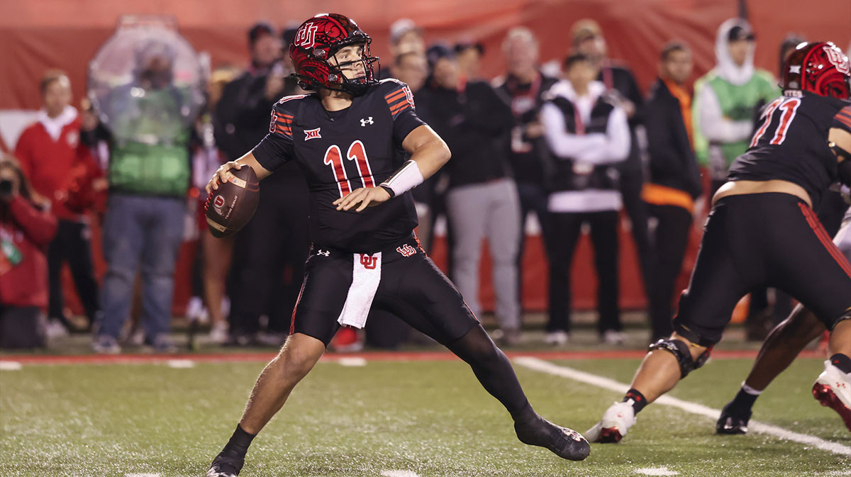 Utah Utes quarterback Isaac Wilson (11) passes the ball against the Iowa State Cyclonesduring the first quarter at Rice-Eccles Stadium.