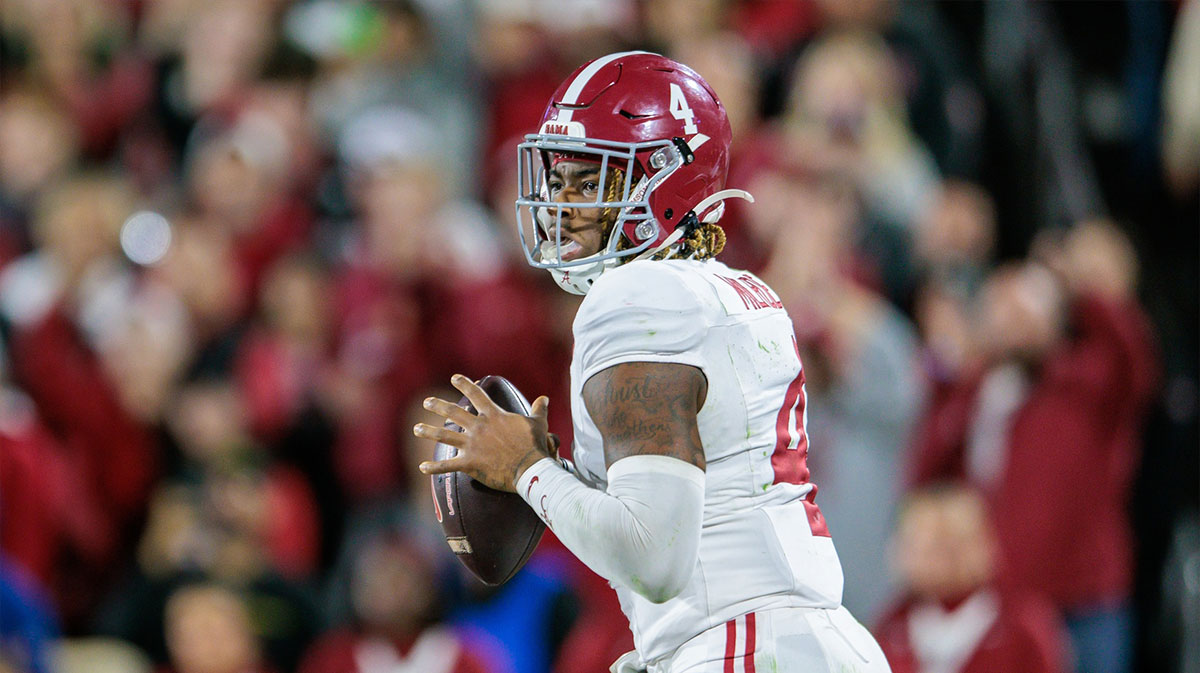 Alabama Crimson Tide quarterback Jalen Milroe (4) passes the ball during the fourth quarter against the Oklahoma Sooners at Gaylord Family-Oklahoma Memorial Stadium.