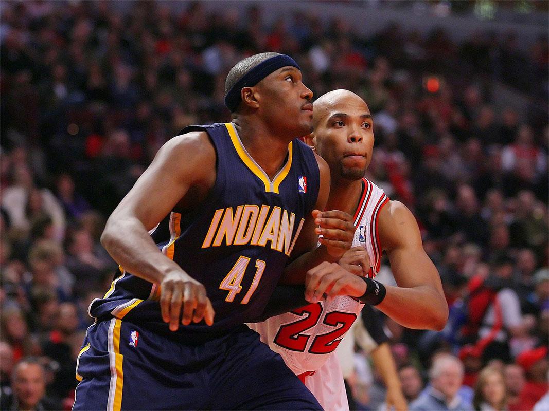 Indiana Pacers Mali Next James Pose (41) Fight for position with Chicago Bulls forward that Gibson (22) in the first half in the United Center in the United Center. 