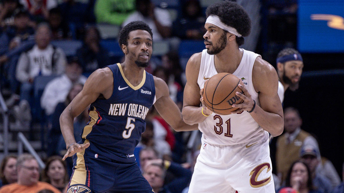 Cleveland Cavaliers center Jarrett Allen (31) looks to pass the ball against New Orleans Pelicans forward Herbert Jones (5) during the second half at Smoothie King Center.