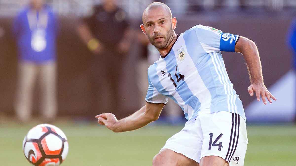 Argentina midfielder Javier Mascherano (14) passes the ball against Chile during the first half during the group play stage of the 2016 Copa America Centenario at Levi's Stadium.