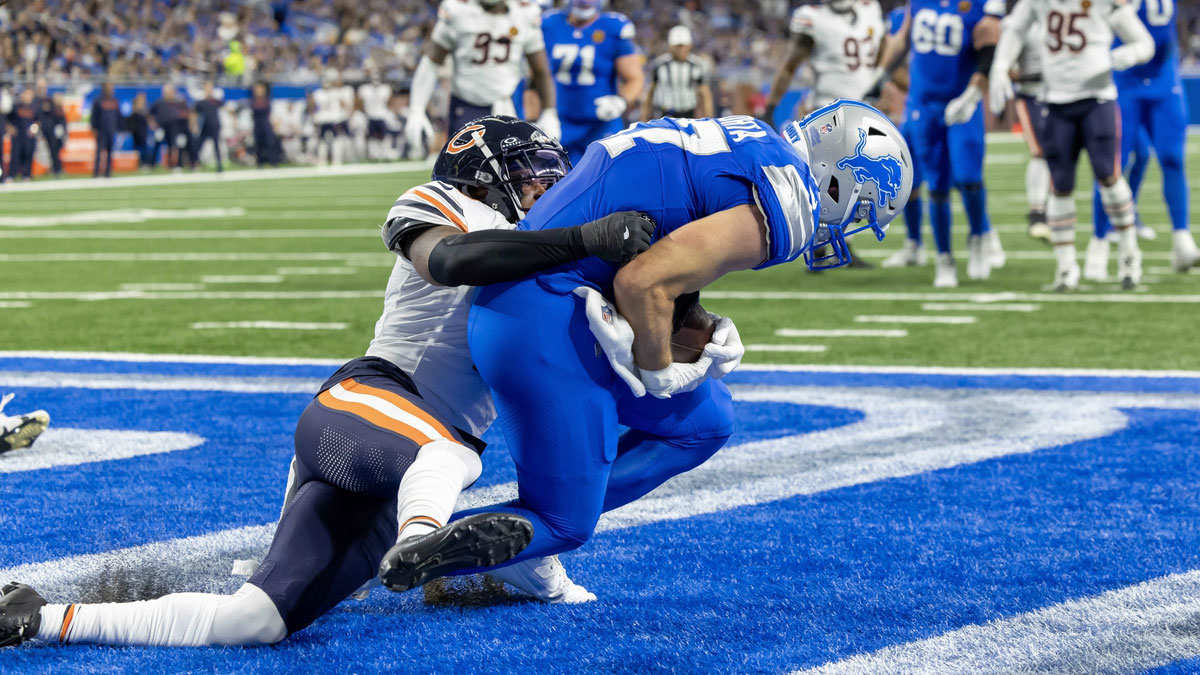 Nov 28, 2024; Detroit, Michigan, USA; Detroit Lions tight end Sam LaPorta (87) catches the ball for a touchdown in front of Chicago Bears cornerback Jaylon Johnson (1) during the first half at Ford Field.