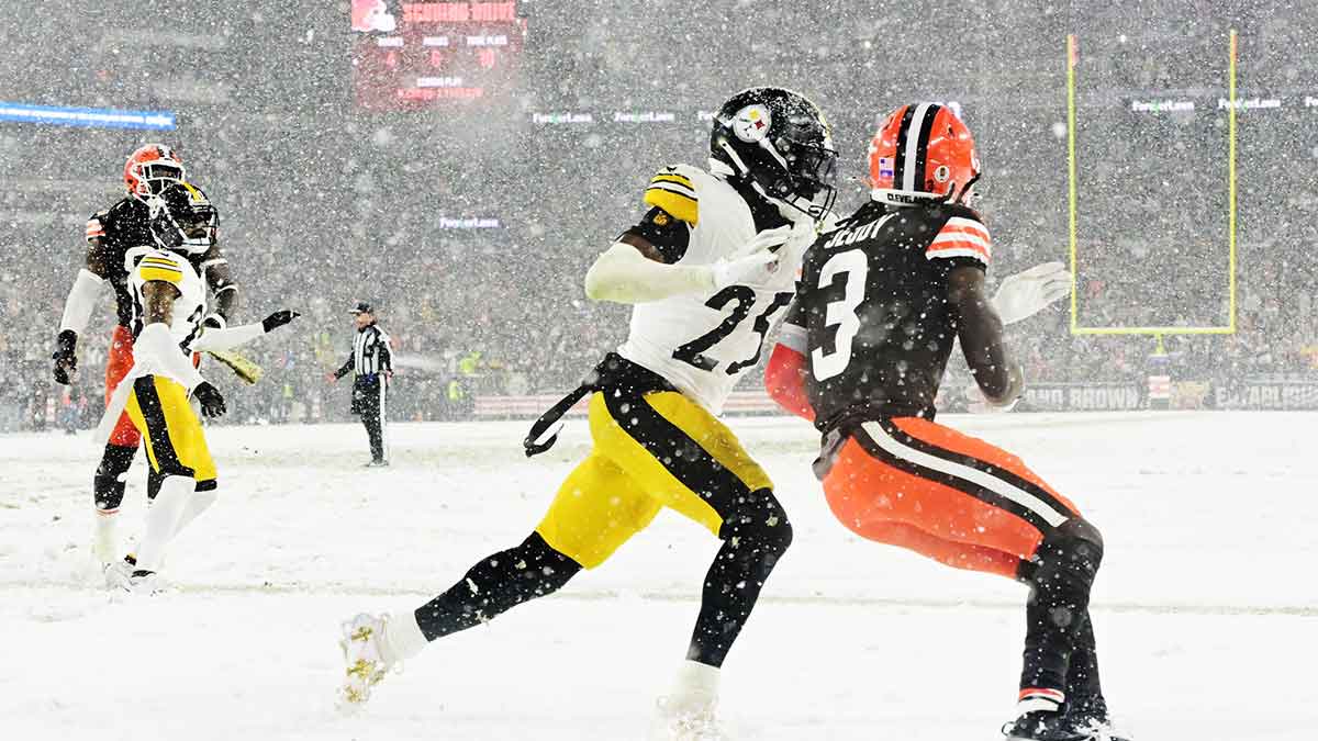 Cleveland Browns wide receiver Jerry Jeudy (3) waits for a pass on a two-point conversion try as Pittsburgh Steelers safety DeShon Elliott (25) defends during the second half at Huntington Bank Field. 