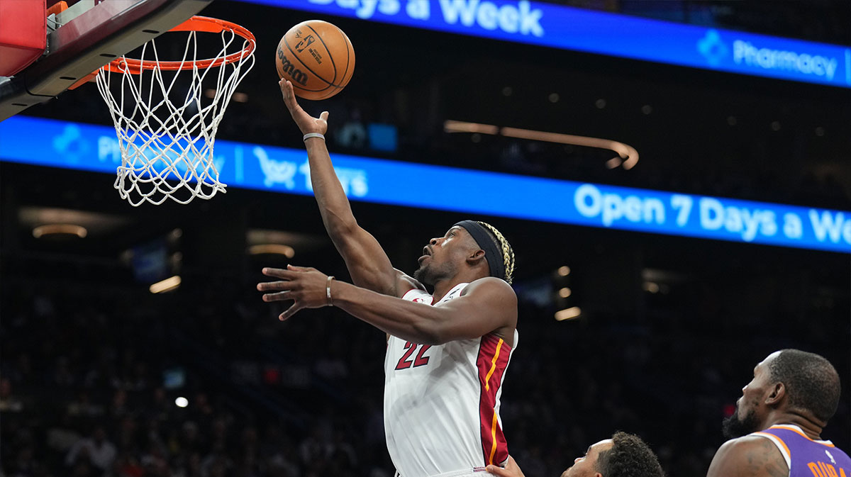 Miami heat forward Jimmy Butler (22) puts the mood against Phoenix Sun during the second half in the footwear center.