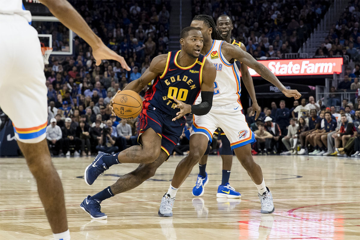 Golden State Warriors forward Jonathan Kuminga (00) drives to the basket against the Oklahoma City Thunder during the fourth quarter at Chase Center. 