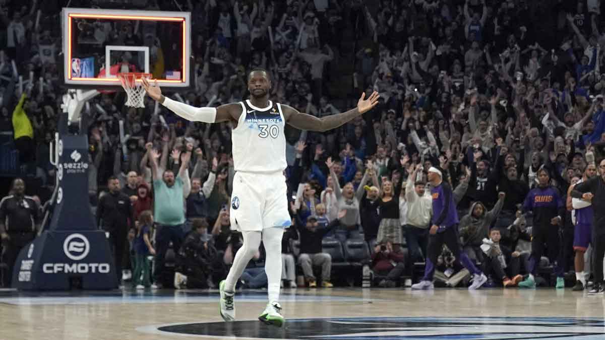 Minnesota Timberwolves forward Julius Randle (30) celebrates his game-winning three-pointer against the Phoenix Suns at the end of the fourth quarter at Target Center.