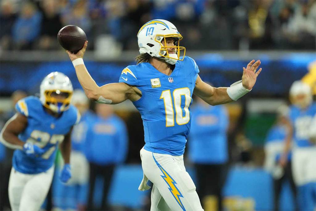  Los Angeles Chargers quarterback Justin Herbert (10) throws the ball against the Cincinnati Bengals in the first half at SoFi Stadium. 