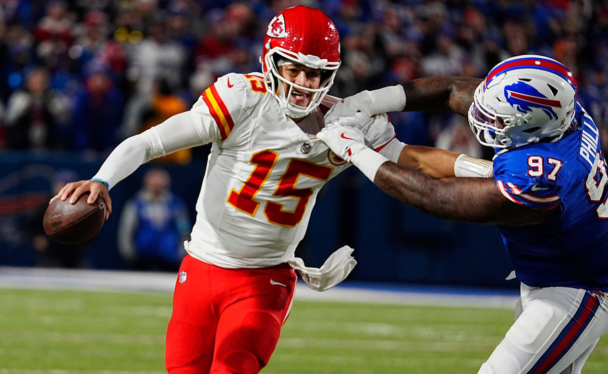 Kansas City quarterback Patrick Mahomes gets forced into throwing an incompletion by Bills Jordan Phillips who grabbed him by the shoulder pads during second half action against the Kansas City Chiefs in Orchard Park, Nov.17, 2024.