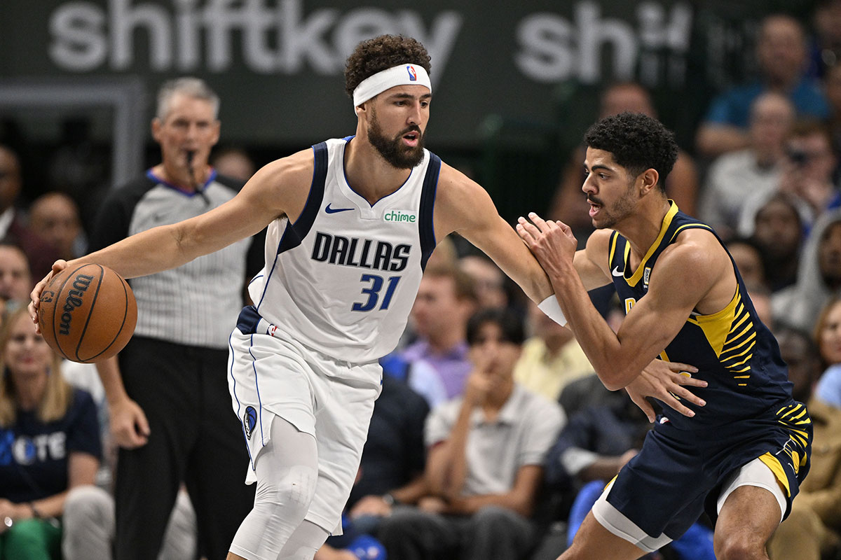 Dallas Mavericks Guard Klai Thompson (31) Looks like Moving the ball next to Indiana Pacers Guard Ben Sheppard (26) during the second quarter in the US Center Airlines. 