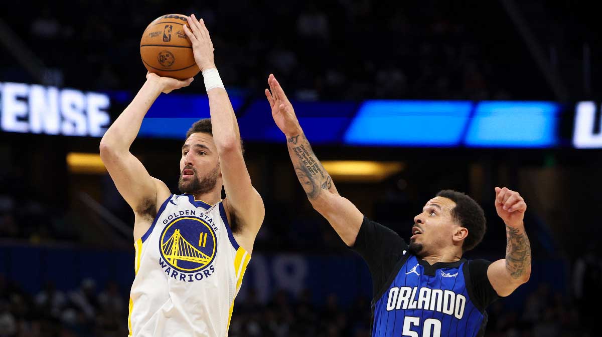 Gold State Warriors Guard Klai Thompson (11) Shoot the ball next to Orlando Magic Guard Cole Anthony (50) in the fourth quarter in Kia Center.