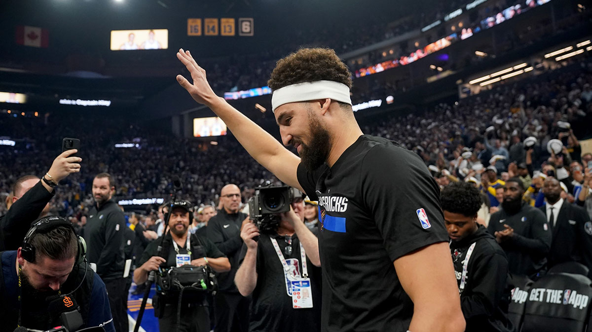 Dallas Mavericks guard Klay Thompson (31) is introduced before a game against the Golden State Warriors at the Chase Center