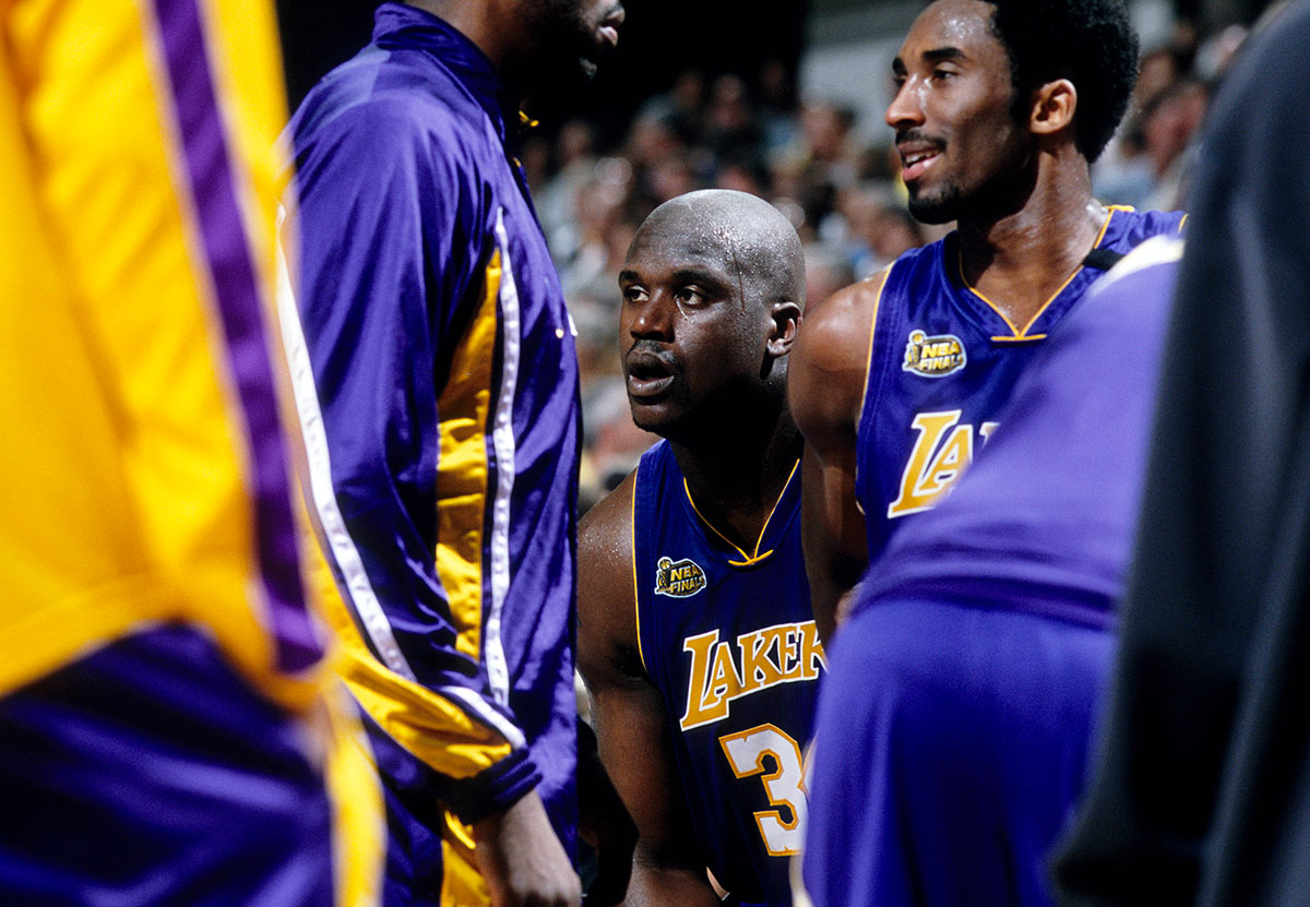 Los Angeles Lakers Center Shakuille O'Neal (34) Talks about Koba Briant (8) guard during the time against Indian Pacches during the NBA 2000 NBA in Canseco Fieldhouse. 