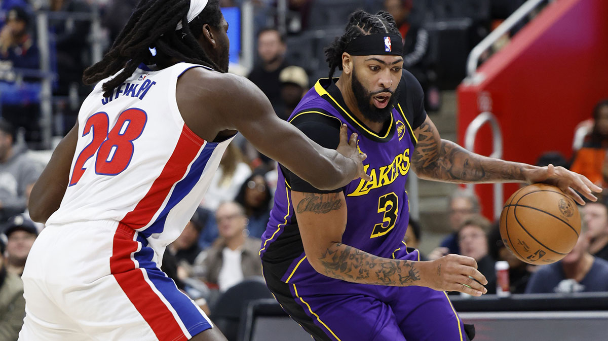 Lakers forward Anthony Davis (3) dribbles