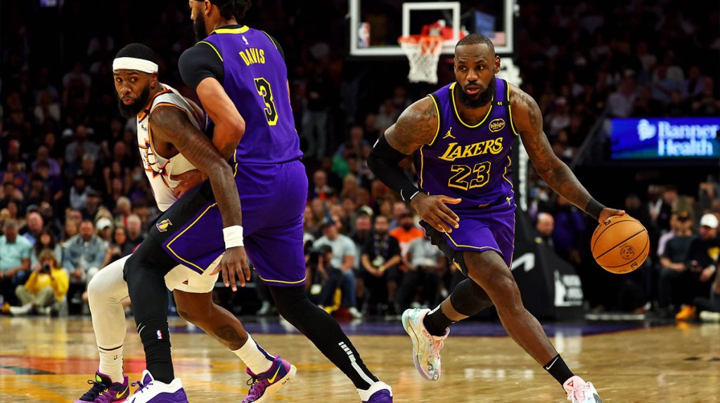 Los Angeles Lakers forward LeBron James (23) drives to the basket off the pick of forward Anthony Davis (3) on Phoenix Suns forward Royce O'Neale (00) at Footprint Center.