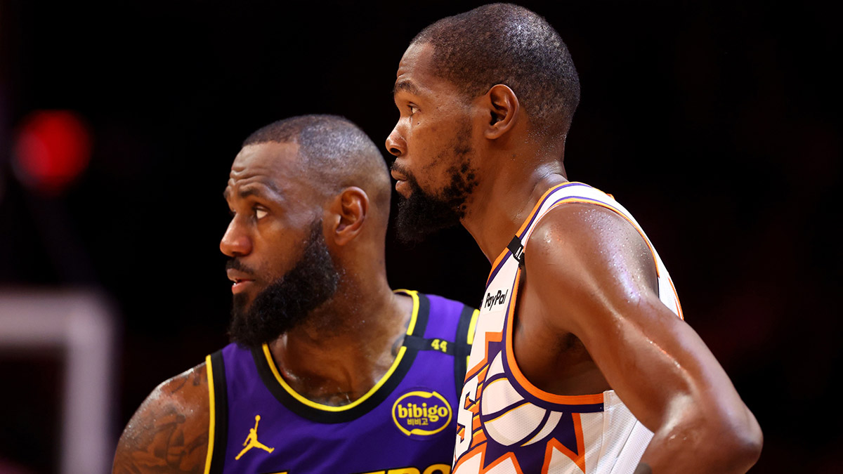 Los Angeles Lakers forward LeBron James (23) against Phoenix Suns forward Kevin Durant (35) at Footprint Center.