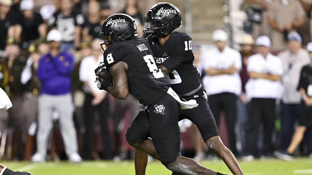 Texas A&M Aggies quarterback Marcel Reed (10) hands off the ball to running back Le'Veon Moss (8) during the fourth quarter against the LSU Tigers. The Aggies defeated the Tigers 38-23; at Kyle Field