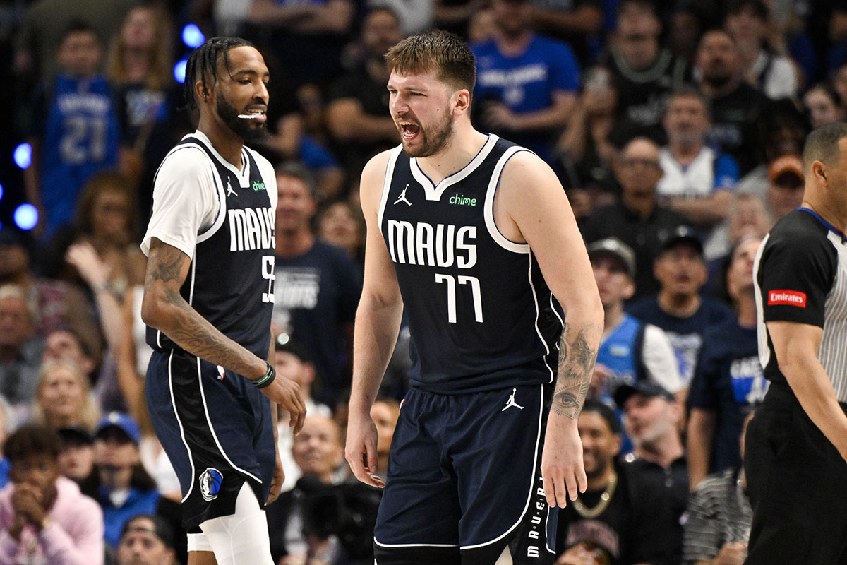 Dallas Mavericks Guard Luka Dončić (77) and forward Derrick Jones Jr. (55) It reacts to a bad call against Minnesota Timbervols during the second half in the game in the game of the Western Playoff final in American Airlines in American Airlines. 