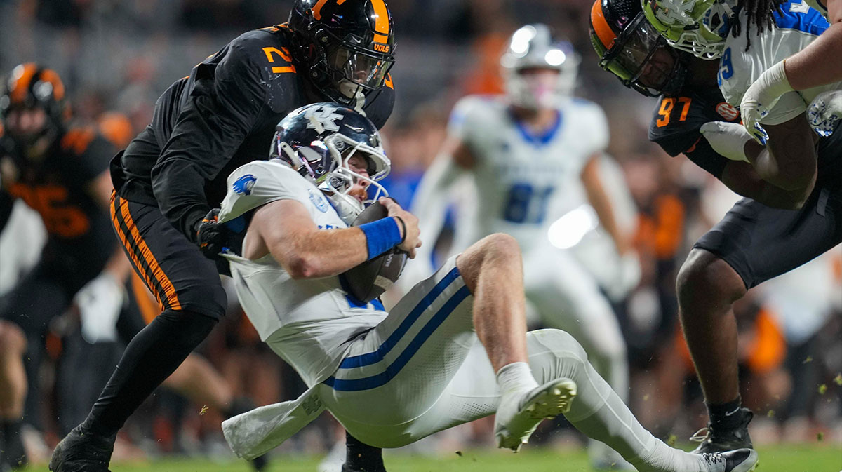 Tennessee defensive lineman Omari Thomas (21) tackles Kentucky quarterback Brock Vandagriff (12) during a NCAA football game between Tennessee and Kentucky in Neyland Stadium on Saturday, Nov. 2, 2024.