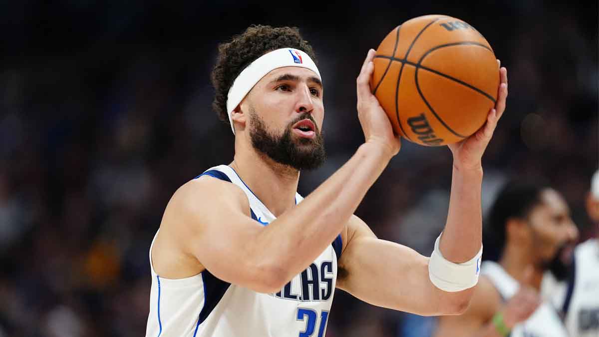 Dallas Mavericks guard Klay Thompson (31) shoots a technical foul in the second half against the Denver Nuggets at Ball Arena