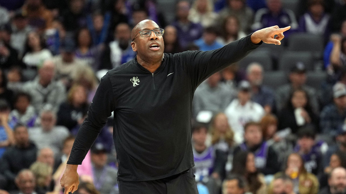 Sacramento Kings head coach Mike Brown gestures during the second quarter against the Utah Jazz at Golden 1 Center. 