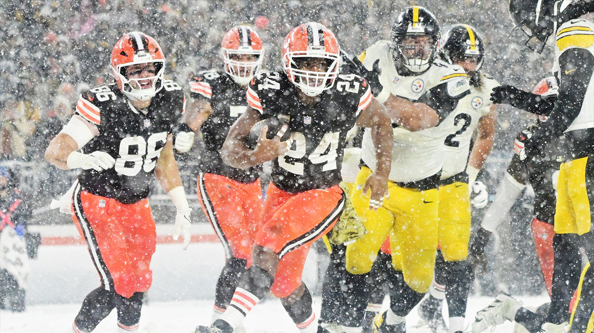 Cleveland Browns running back Nick Chubb (24) scores a touchdown during the second half against the Pittsburgh Steelers at Huntington Bank Field. 