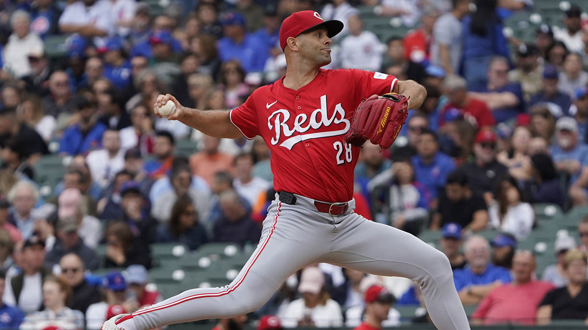Cincinnati Reds pitcher Nick Martinez (28) throws the ball against the Chicago Cubs during the first inning at Wrigley Field.
