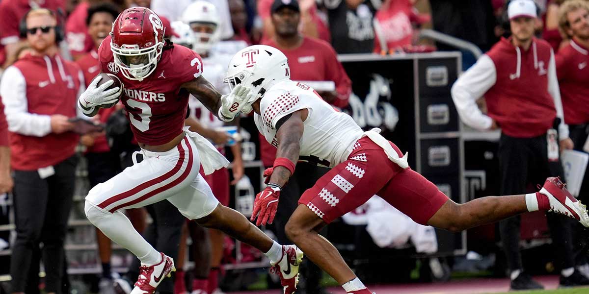 Oklahoma wide receiver Jalil Farooq (3) receives and runs the ball in the first half of an NCAA football game between Oklahoma (OU) and Temple at Gaylord Family Oklahoma Memorial Stadium