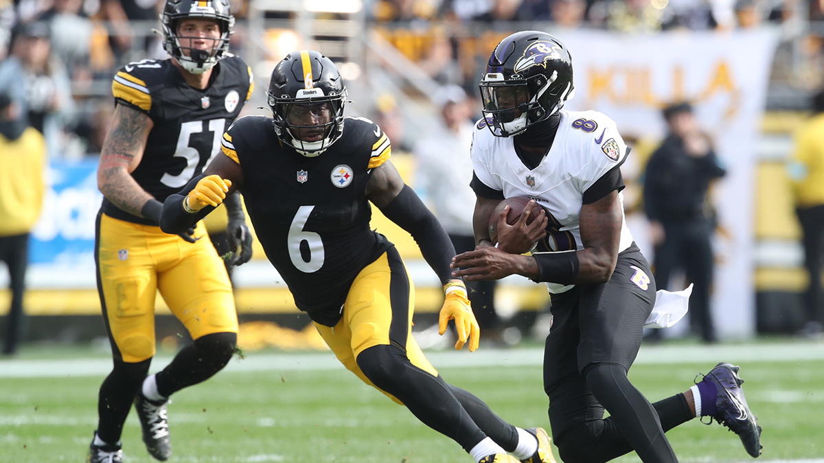 Baltimore Ravens quarterback Lamar Jackson (8) runs the ball against Pittsburgh Steelers linebacker Patrick Queen (6) during the first quarter at Acrisure Stadium.