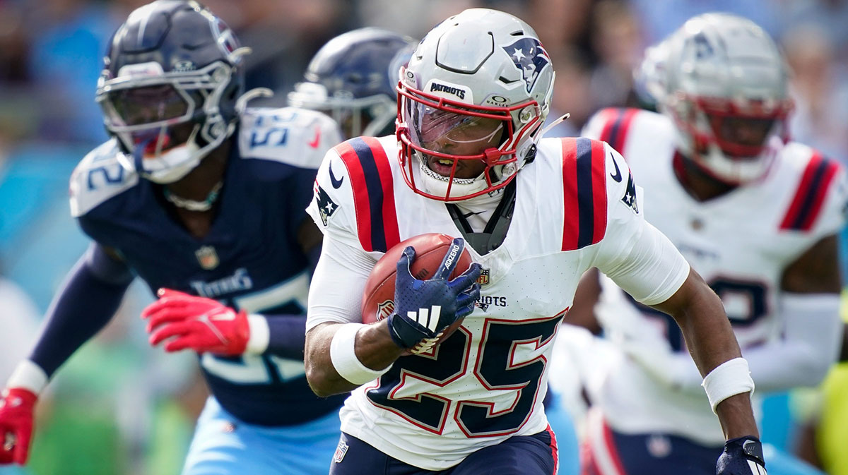 New England Patriots cornerback Marcus Jones (25) runs the ball against the Tennessee Titans during the first quarter at Nissan Stadium in Nashville, Tenn., Sunday, Nov. 3, 2024.