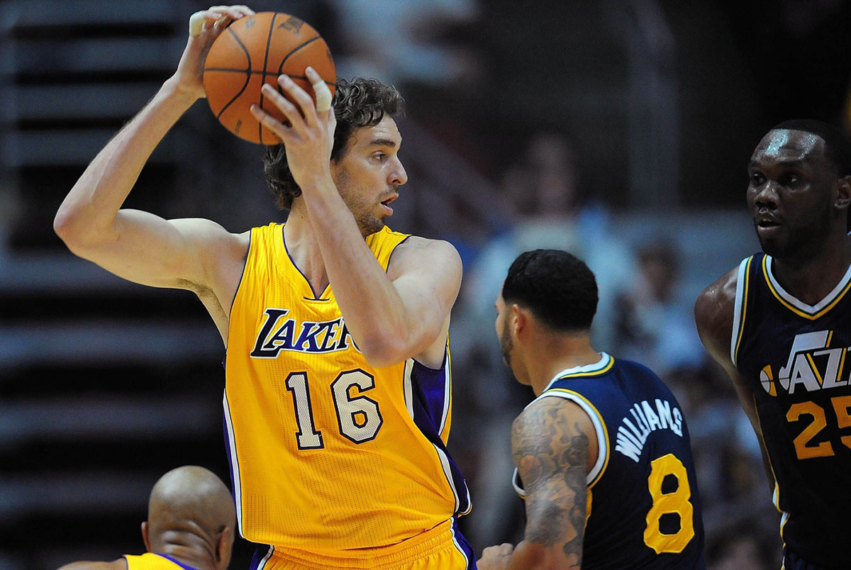 Los Angeles Lekers Power forward Pau Gasol (16) Controls the ball against Jazz Utah during the first half in Honda Center. 