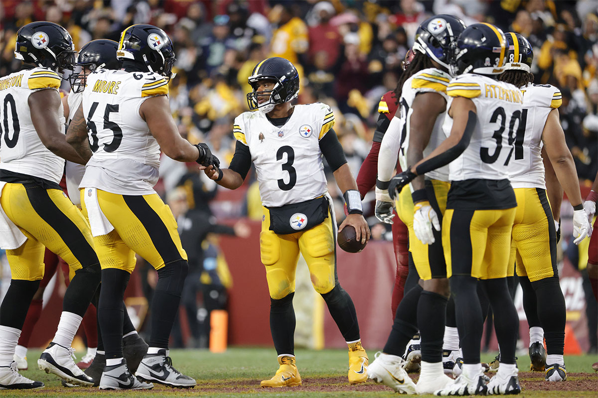 Pittsburgh Steelers quarterback Russell Wilson (3) celebrates with teammates after defeating the Washington Commanders at Northwest Stadium.