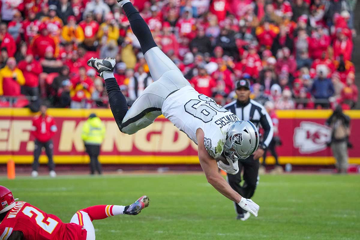 Raiders' Brock Bowers makes insane onehanded catch vs Chiefs