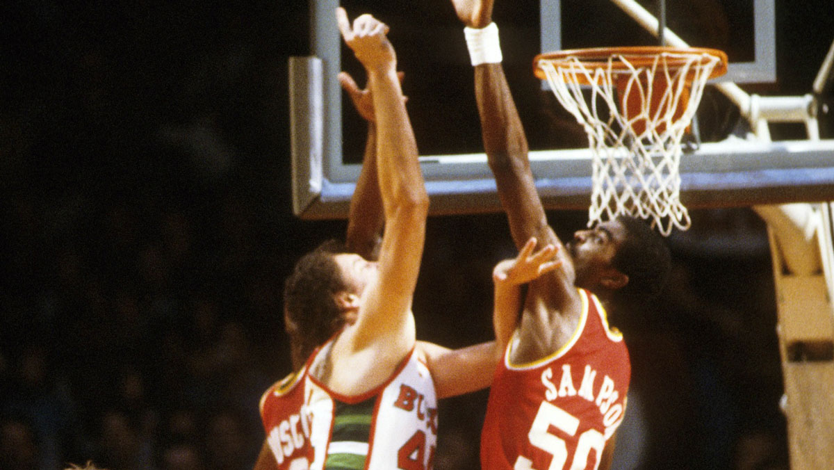 休斯顿火箭中心拉尔夫·桑普森（Ralph Sampson）（50）阻止了麦加竞技场的密尔沃基雄鹿中锋保罗·莫克斯基（44）的射门。