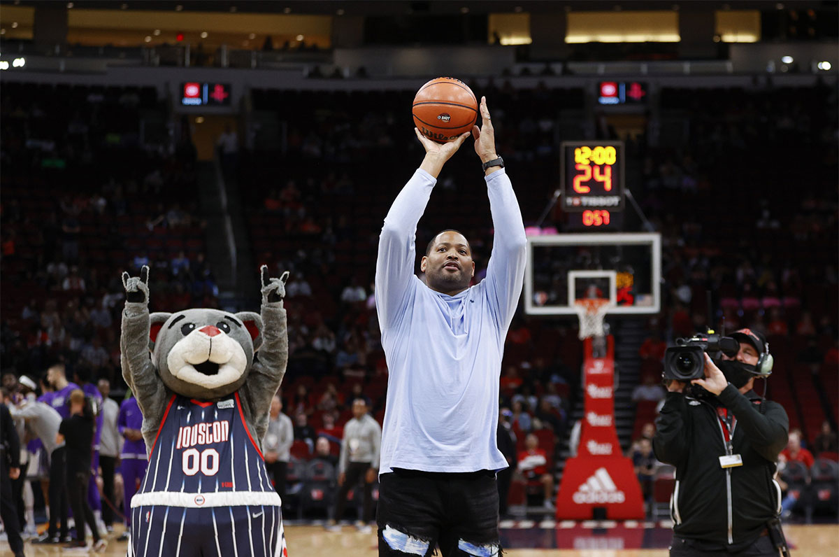 The former Player Houston Rockets Robert Horri shoots solemn free throw before the match against Sacramento Kings in the Toyotin Center.