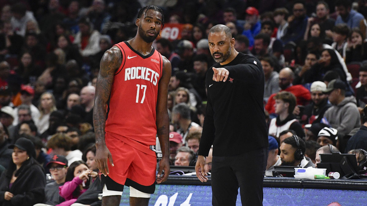 Houston Rockets head coach Ime Udoka talks with forward Tari Eason (17) during the second half against the Chicago Bulls at United Center.