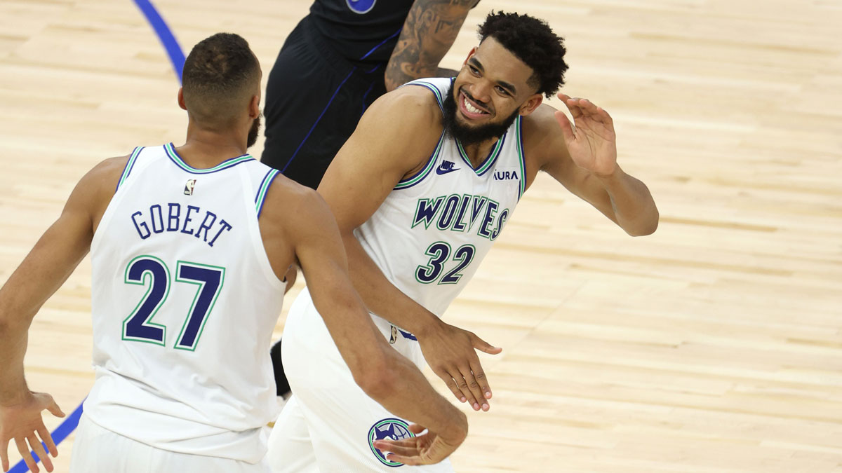 明尼苏达州森林狼中心卡尔·安东尼·汤斯（Karl-Anthony Towns）（32）和中锋鲁迪·戈伯特（Rudy Gobert）（27岁）在第三节对阵达拉斯小牛队在西部决赛中对达拉斯小牛队的2024年NBA季后赛在目标中心进行了反应。 