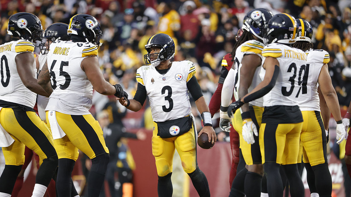 Pittsburgh Steelers quarterback Russell Wilson (3) celebrates with teammates after defeating the Washington Commanders at Northwest Stadium.