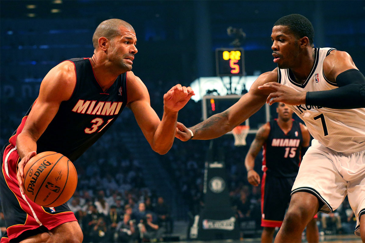 Miami heat Net Shane Battle (31) is launched next to Brooklyn Nets Guard Joe Johnson (7) during the first quarter in the game of three games in the Playoffs of NBA 2014. in Barclays Center.