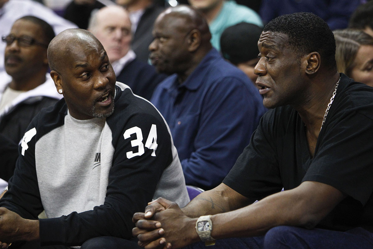 Former Sijenttl Supersonics Guard Gary Payton and forward Shawn Kemp Talk during the game against Oregon State Dabrov and Washington Huskies Arena Alaska Airlines Arena. 