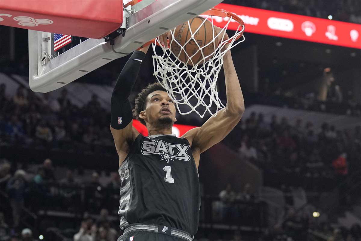 San Antonio Spurs center Victor Wembanyama (1) dunks during the first half against the Los Angeles Lakers at Frost Bank Center