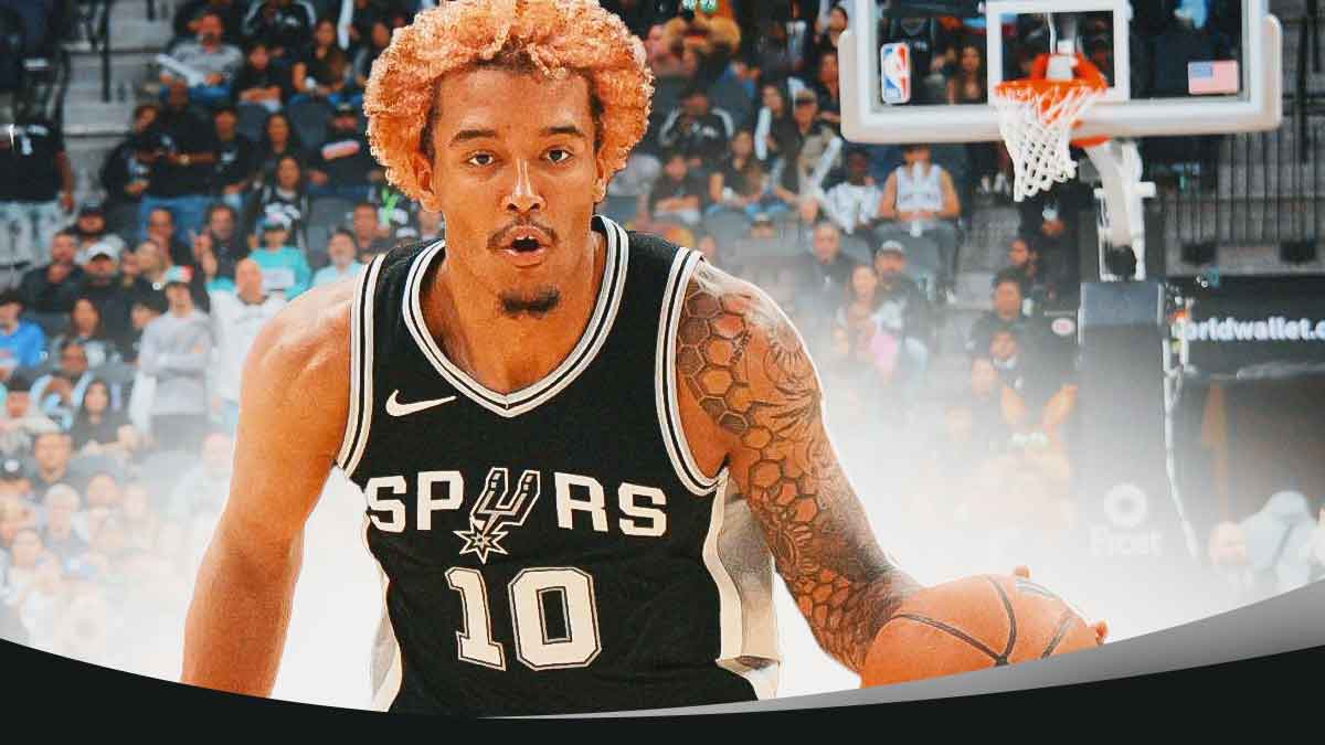 San Antonio Spurs player Jeremy Sochan with the Spurs arena in the background, injury surgery
