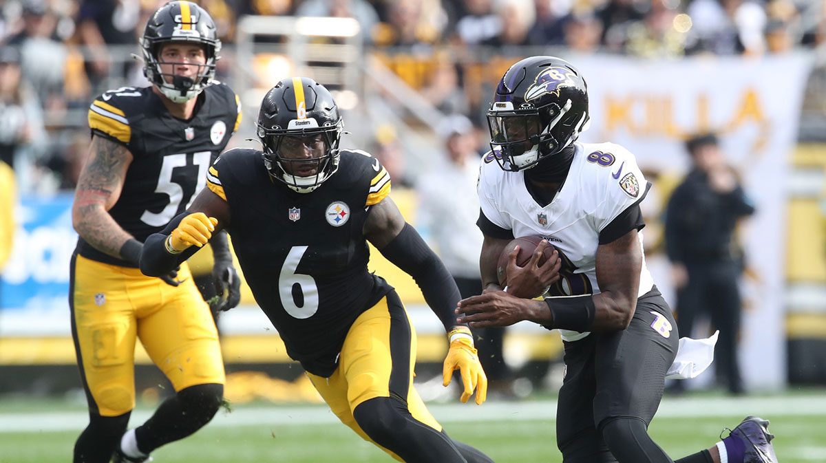 Baltimore Ravens quarterback Lamar Jackson (8) runs the ball against Pittsburgh Steelers linebacker Patrick Queen (6) during the first quarter at Acrisure Stadium.